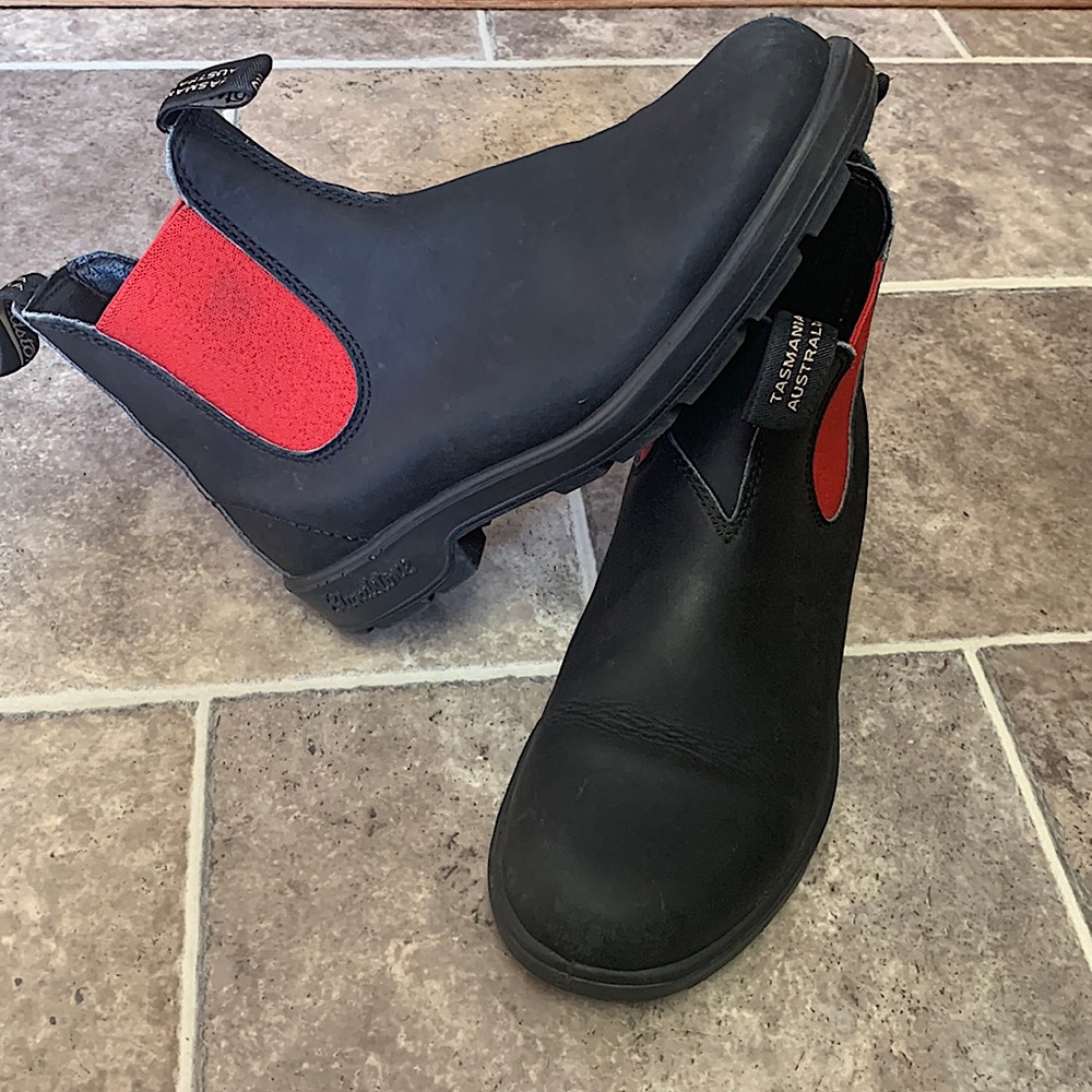 Men’s Blundstone leather Chelsea boots, 7.5. Black with red sides. Gently used.